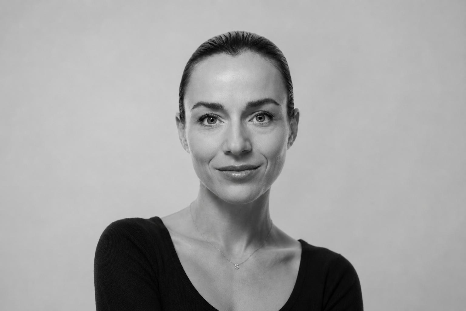 Picture of a woman, portrait black and white